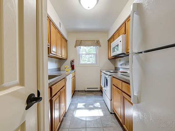 4th image of 19 Farmhouse Ln #1B