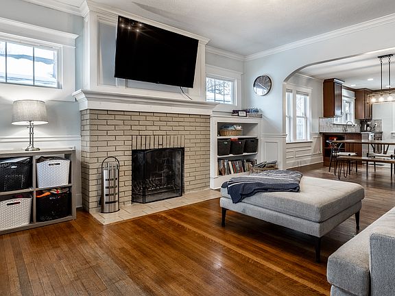 3rd image of 4718 Winthrop Ave