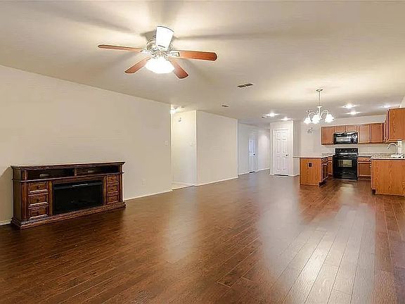 3rd image of 829 Underhill Dr