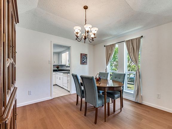 3rd image of 1608 Mayflower Dr