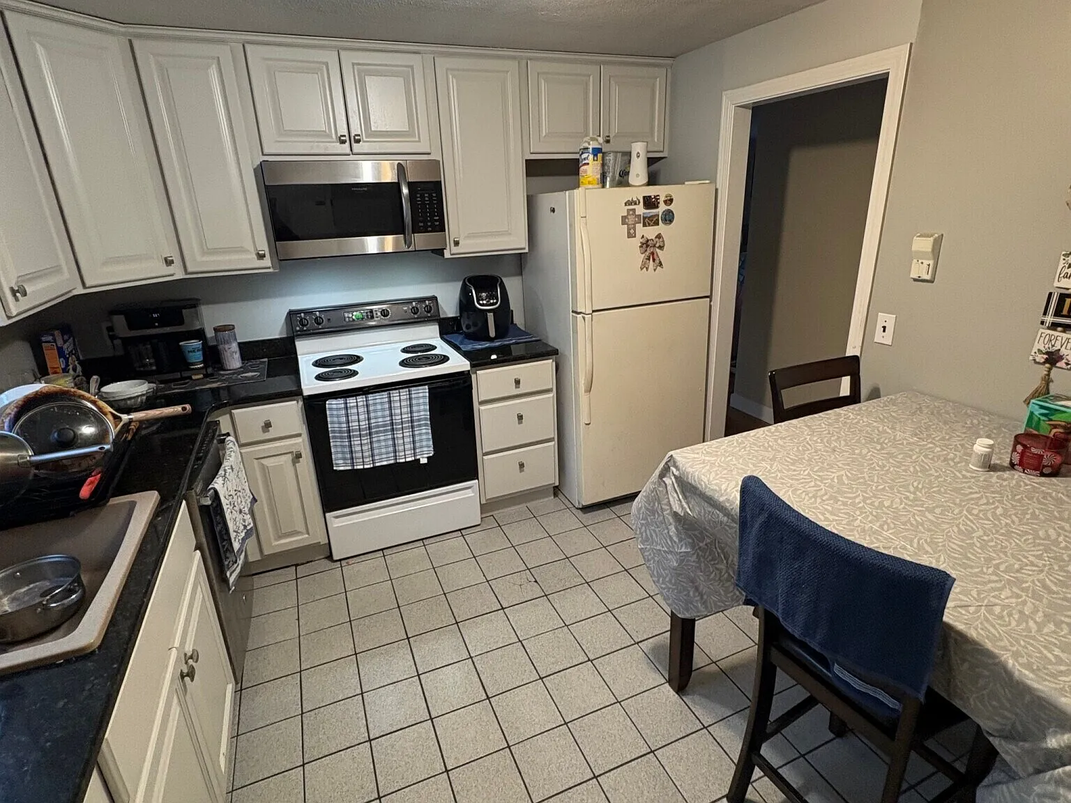 3 bed, 1.0 bath, 1000 sqft, $2,900 — Photo 2