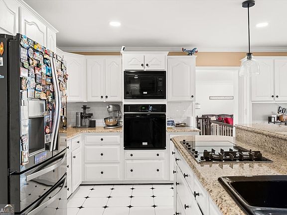 3rd image of 589 Cooper Rd