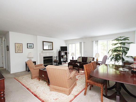 4th image of 453 E Putnam Ave APT 1J
