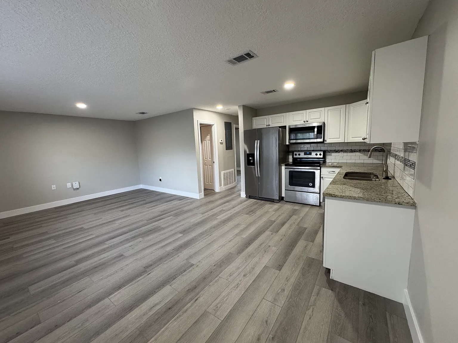 3 bed, 1077 sqft, $2,000 — Photo 2