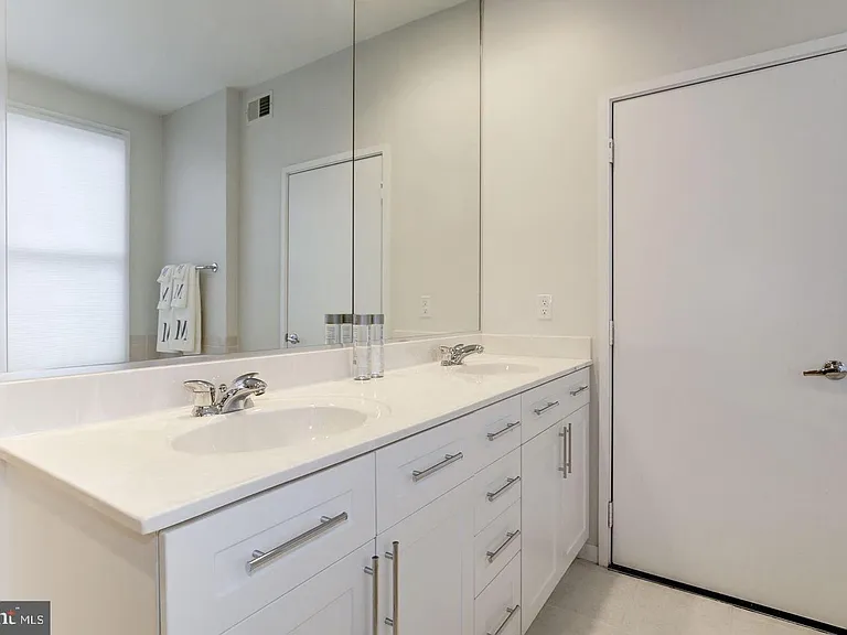 2058 N Oakland St — Photo 20