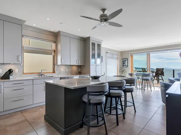 15364 Victoria Ave, White Rock, BC V4B 1H2