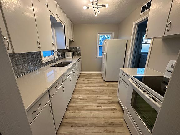 4th image of 602 SW Southlawn Cir