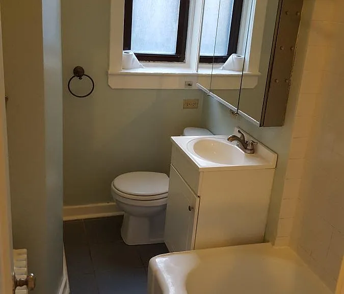 216 W Saint Paul Ave #2R — Photo 3