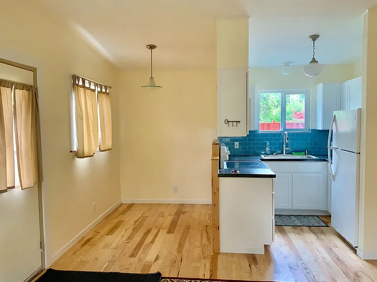526 Plymouth St — Photo 6