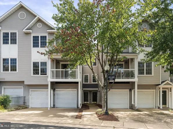 12815 Fair Briar Ln #12815, Fairfax, VA 22033