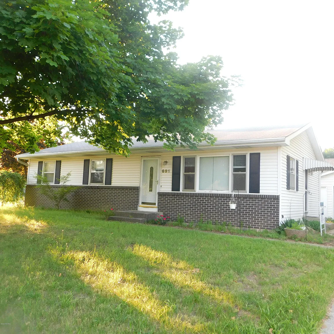 691 Kingsbury St NW photo 1