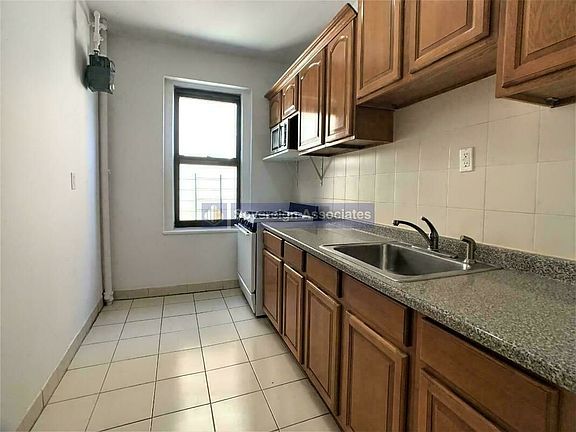 2nd image of 165 Pinehurst Ave APT 3D