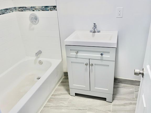 4th image of 6 Hinsdale Pl