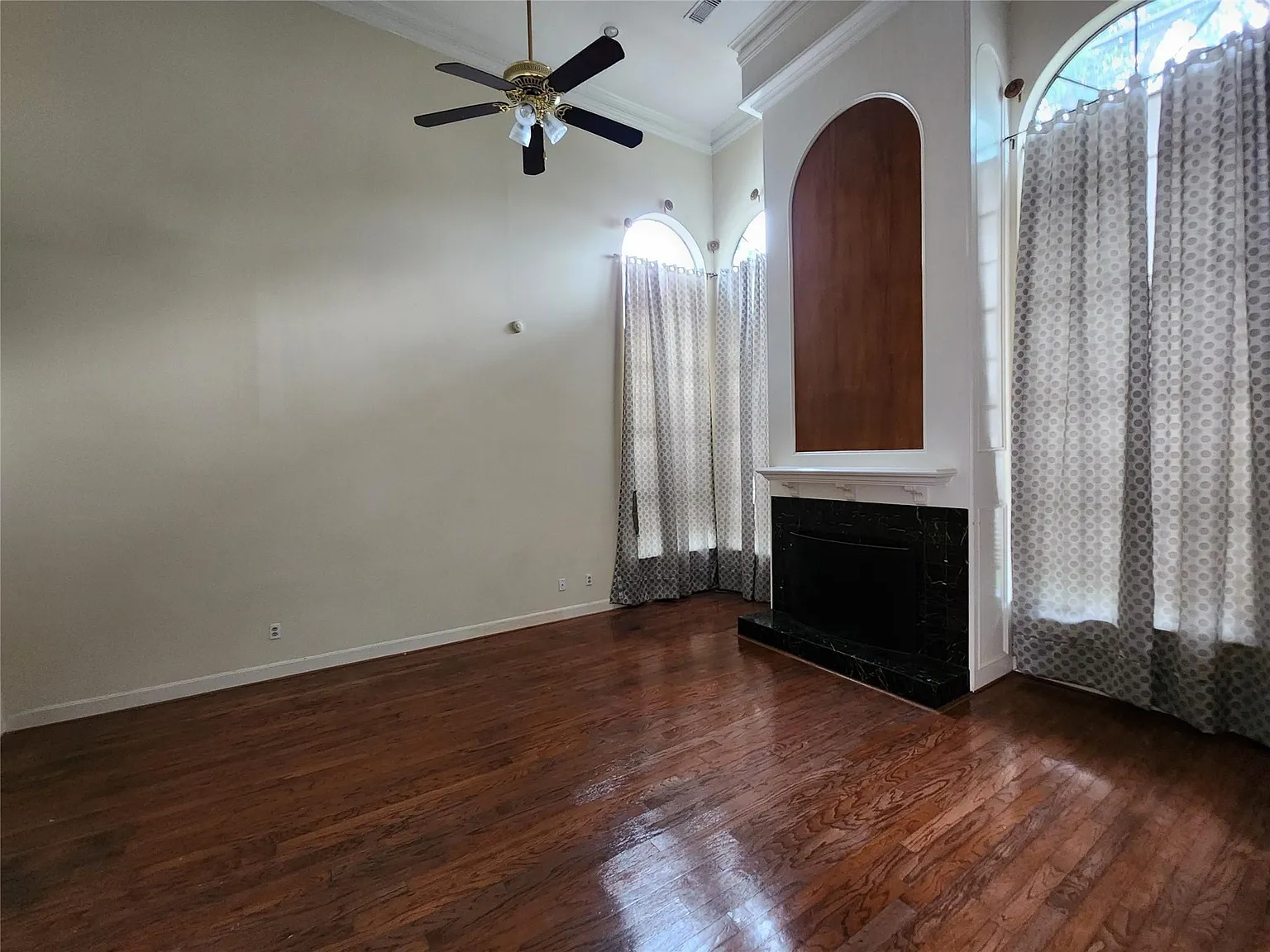 3 bed, 3.5 bath, 2390 sqft, $2,975 — Photo 2