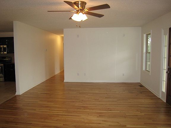 3rd image of 4160 Lindsay St