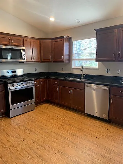 3 bed, 1423 sqft, $2,350 — Photo 2