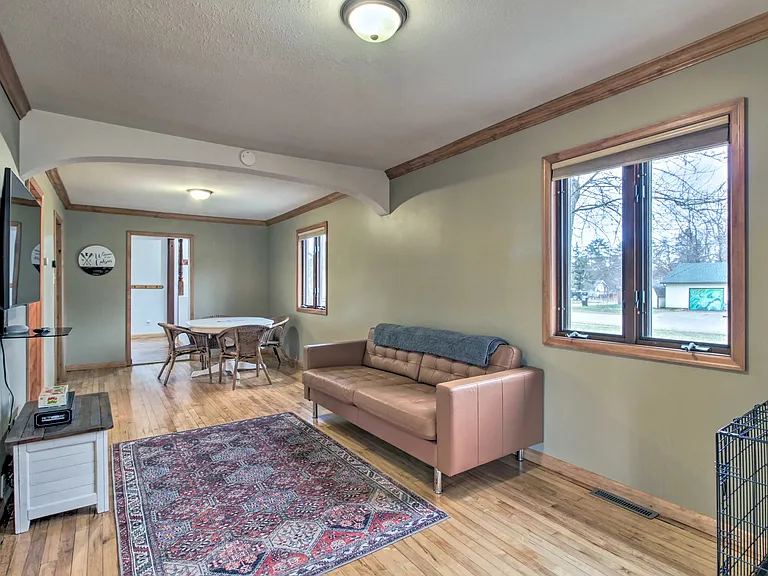 Fully furnished living room with TV, Couch, dog kennel