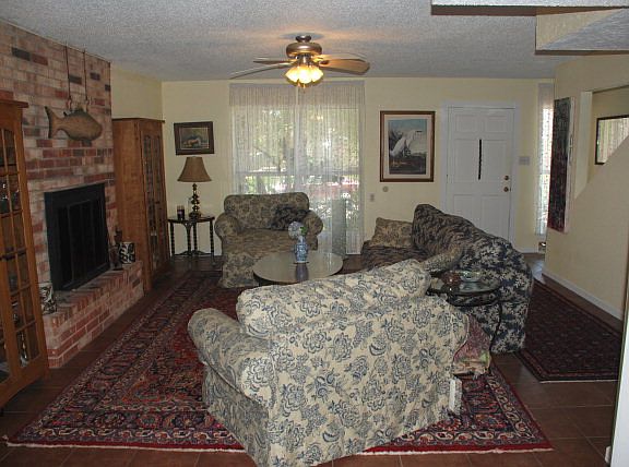 3rd image of 11 Williamsburg Cir