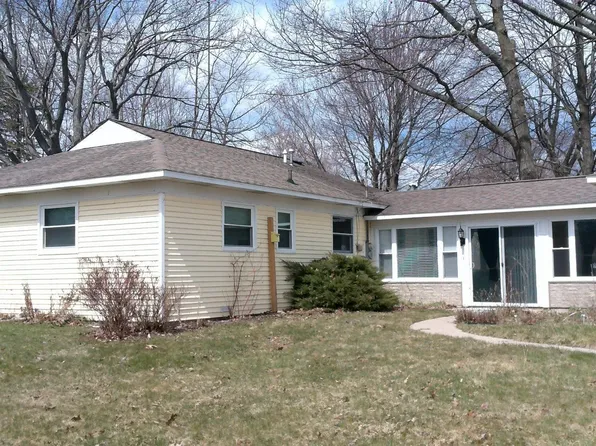 303 Flora Ave, Houghton Lake, MI 48629