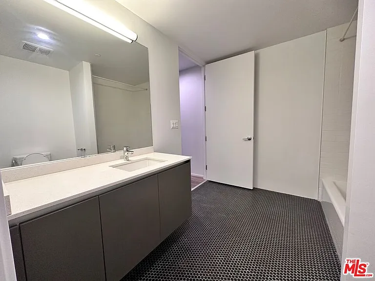 1038 S Mariposa Ave #101 — Photo 27
