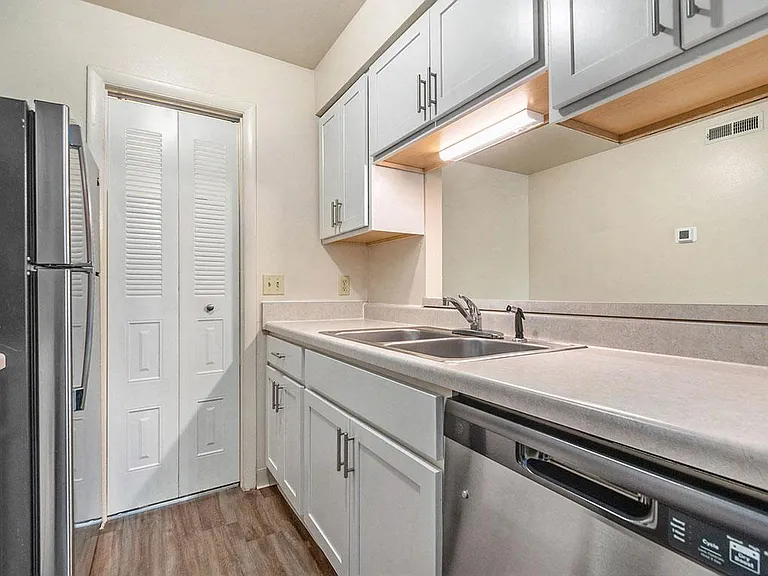 West Wind Apartments — Photo 19