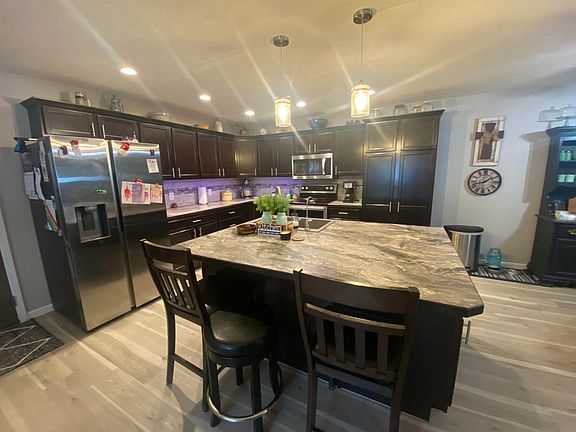 5th image of 918 G Avenue Pl
