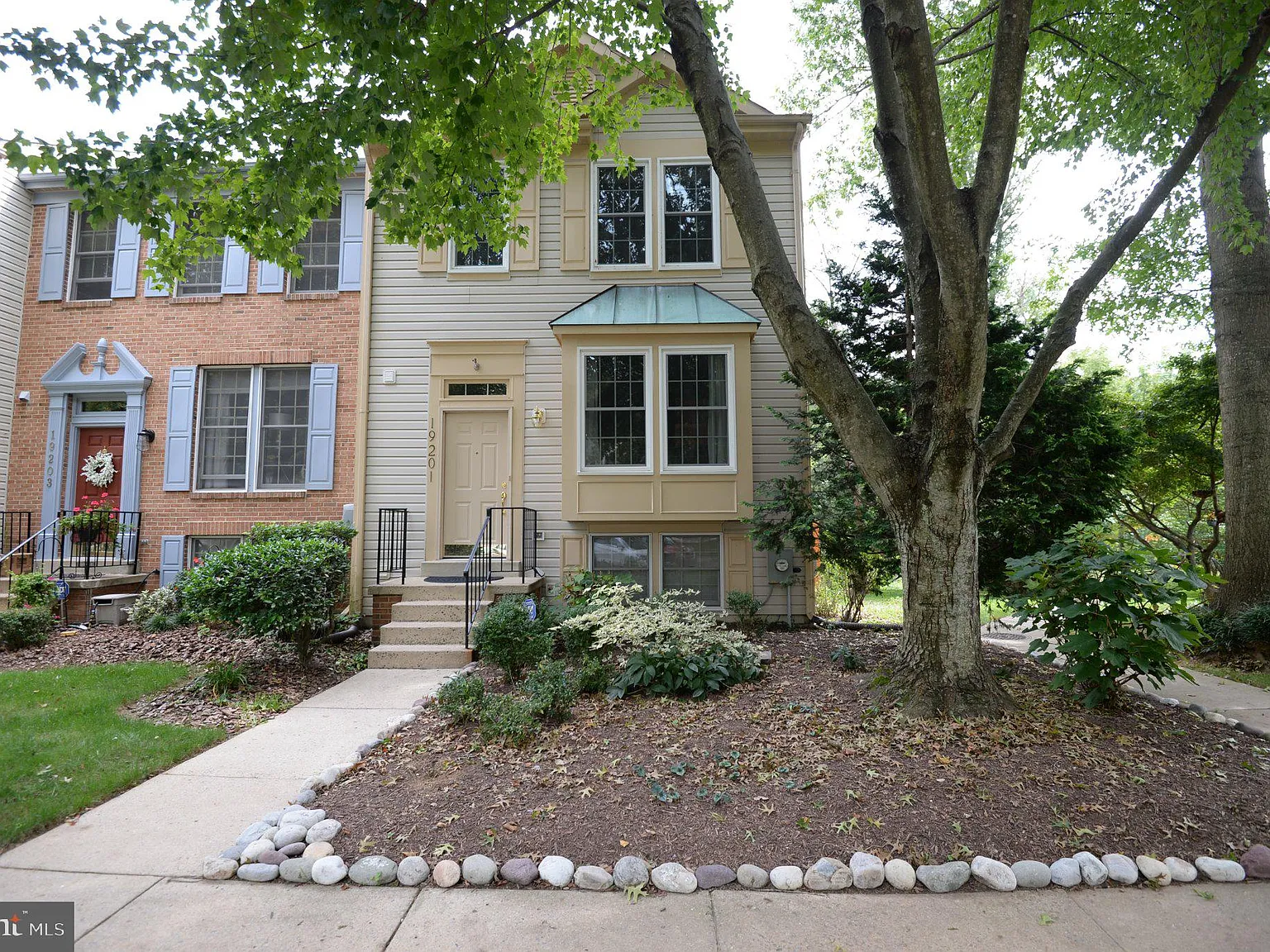 3 bed, 3.5 bath, 1820 sqft, $2,675 — Photo 1