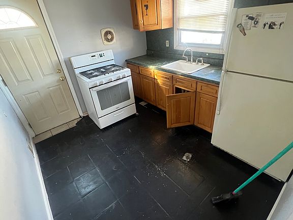 3rd image of 1001 John St #1