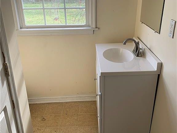 4th image of 1021 Upper Appomattox St