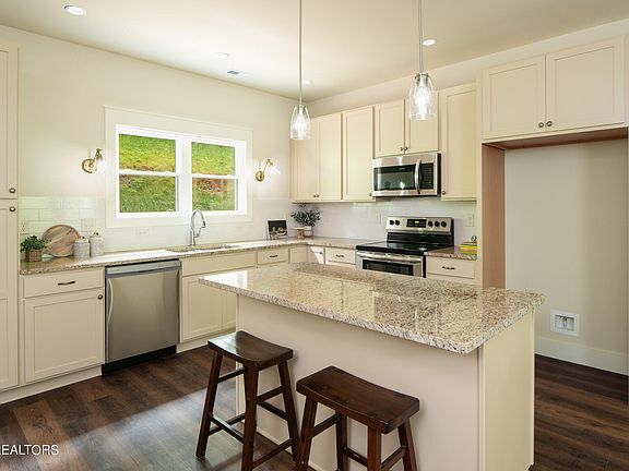 3rd image of 4421 Mockingbird Dr NE