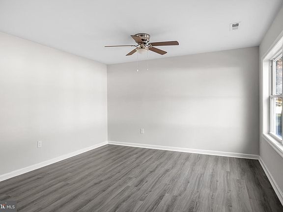 3rd image of 219 Tulip St