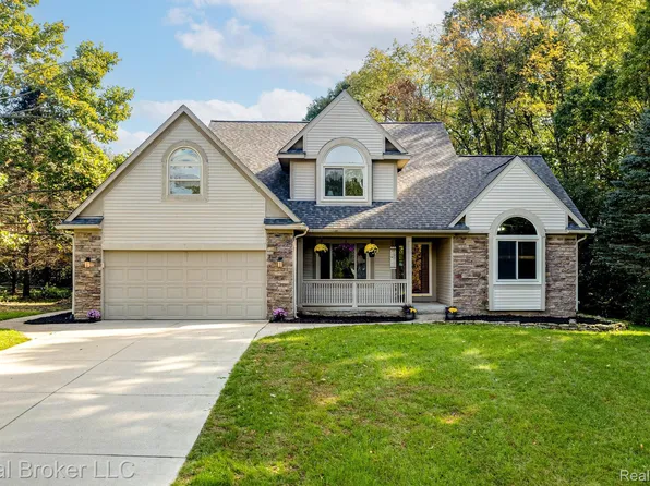 5415 Dillon Dr, White Lake, MI 48383