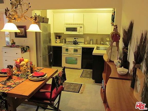 3rd image of 11507 Moorpark St APT 203