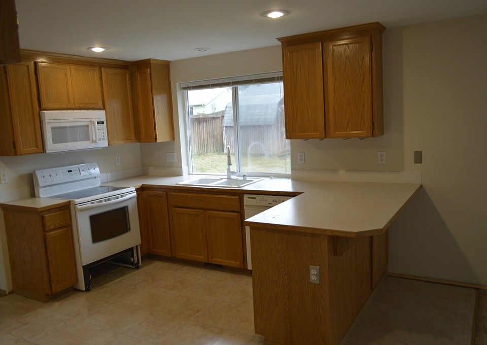 2nd image of 1215 185th St E