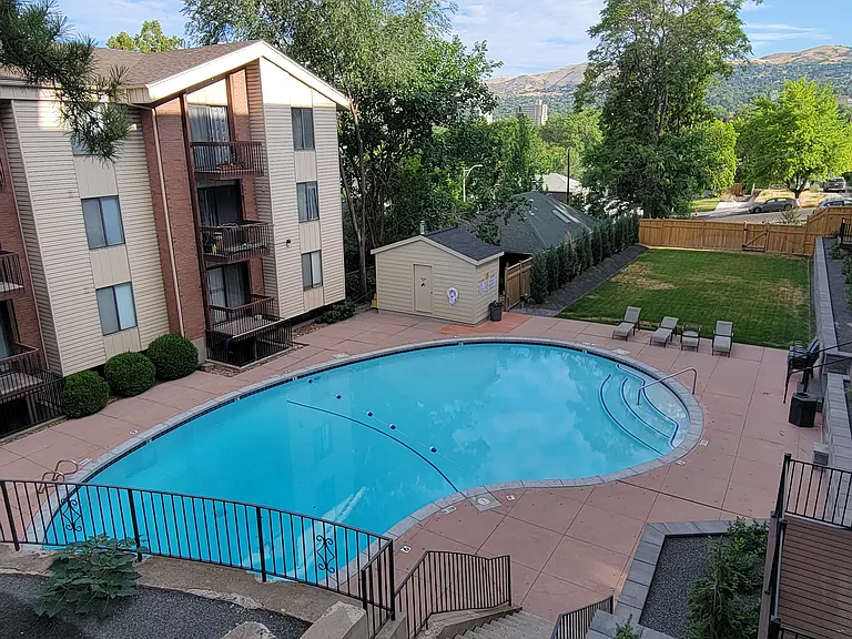 1032 E 400 S — Photo 13