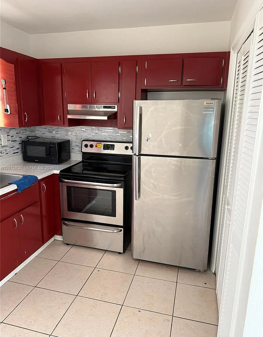 Largus Condo — Photo 1