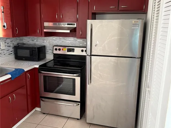 2826 Van Buren St APT 18, Hollywood, FL 33020