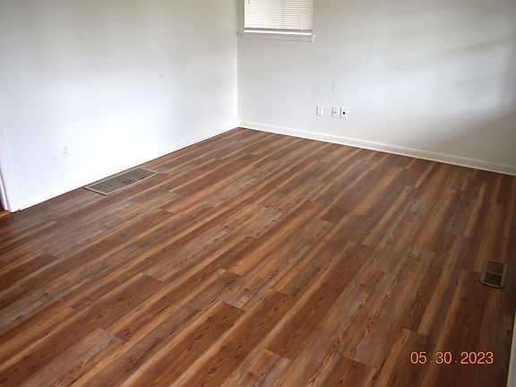 3rd image of 2816 Arrowhead Dr NE