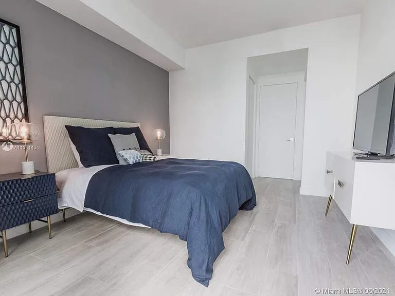 45 SW 9th St #3309 — Photo 8