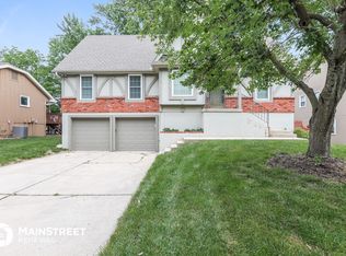 409 NE Country Ln, Lees Summit, MO 64086