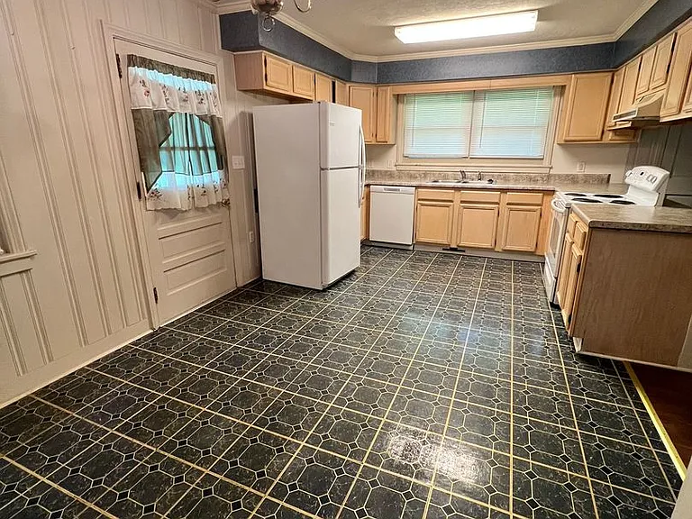 401 Shannon Way — Photo 2