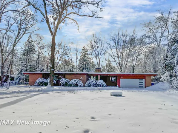 1217 Bayberry Ln, Midland, MI 48640