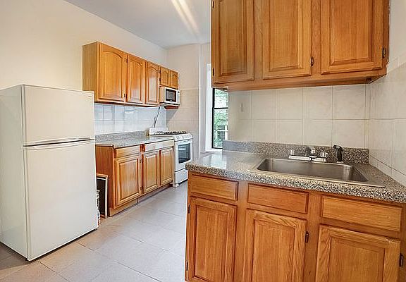 3rd image of 345 E 83rd St #14A