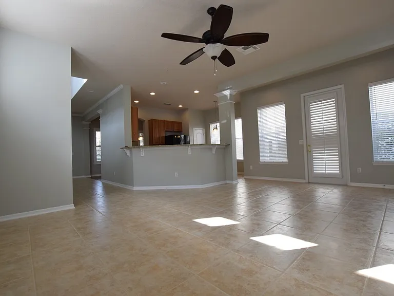 1619 Hanks Ave — Photo 7