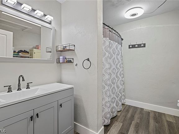 5th image of 3909 3rd St SW