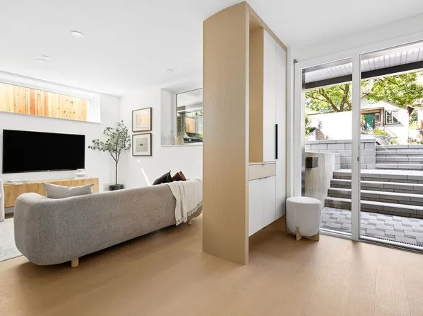 2124 E 8th Ave #2, Vancouver, BC V5N 1V5