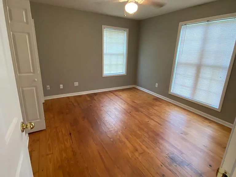 704 Francis St E — Photo 12