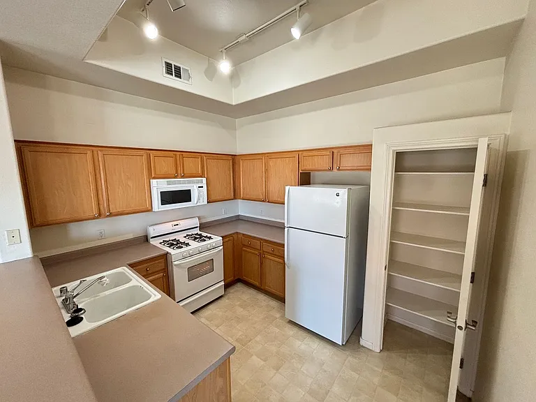2305 W Horizon Ridge Pkwy #2324 — Photo 8