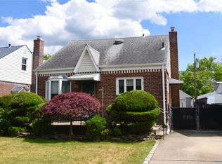 848 Bryant Ave, New Hyde Park, NY 11040