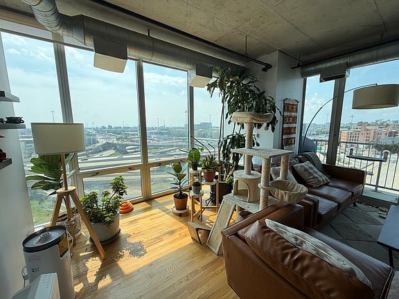5th image of 700 W Van Buren St APT 1106